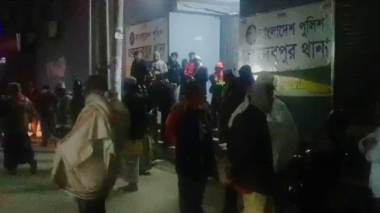 আ. লীগ নেতাকে ছাড়িয়ে নিতে থানার সামনে জামায়াতের বিক্ষোভ