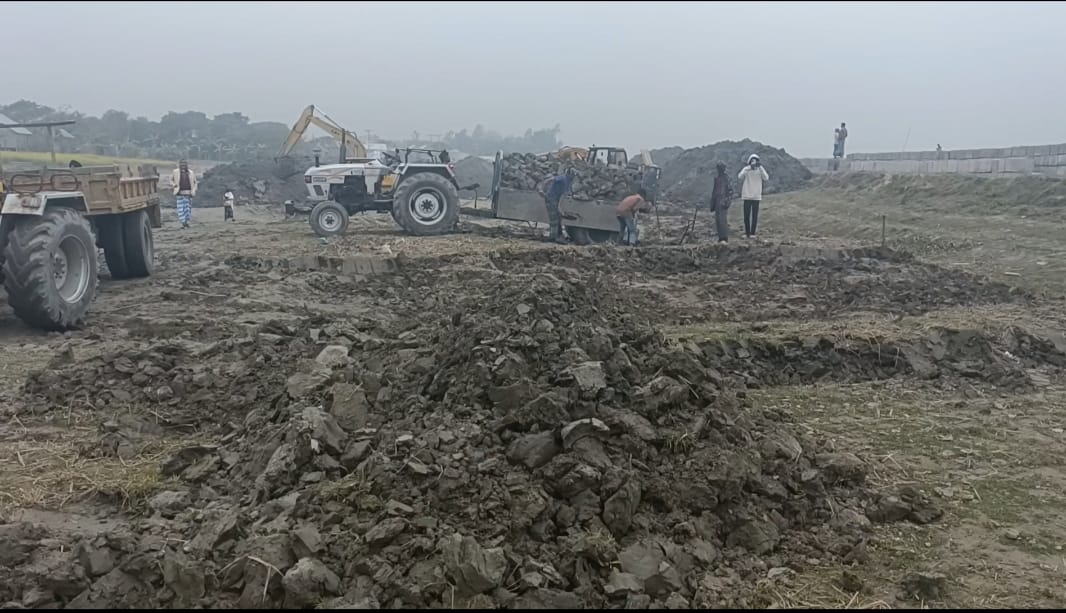 চাঁদাবাজির অভিযোগ, ব্যাংক কর্মকর্তার দাবি মাটি বিক্রির প্রতিবাদ করায় প্রতিহিংসার শিকার!