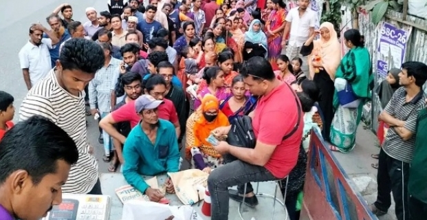 বরিশালে টিসিবির পণ্য নিতে দীর্ঘ লাইন, চাহিদার তুলনায় সরবরাহ কম