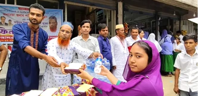 কালিয়াকৈরে এসএসসি পরীক্ষার্থীদের মাঝে টিফিন বিতরণ