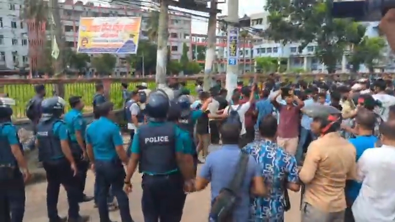 শেরে বাংলা মেডিকেলের সামনে ফের উত্তেজনা, ধাওয়া-পাল্টা ধাওয়া