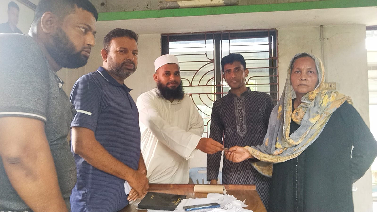 শরীয়তপুর পাইলট মোড়ে যৌথ উদ্যোগে যাকাতের অর্থ বিতরণ