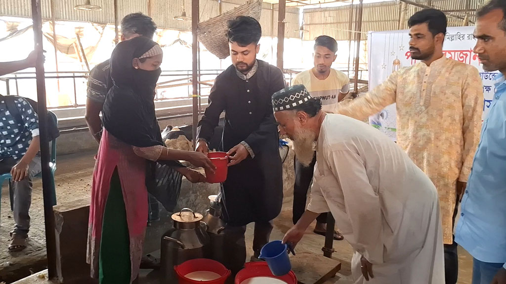 রমজানে ১০ টাকা লিটারে দুধ বিক্রি করছে জেসি এগ্রো ফার্ম