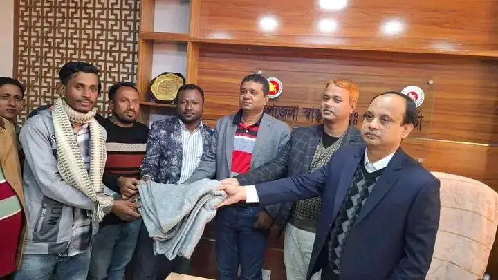 শৈলকুপা হাসপাতালে রোগীদের জন্য কম্বল উপহার দিলেন অ্যাটর্নি জেনারেল