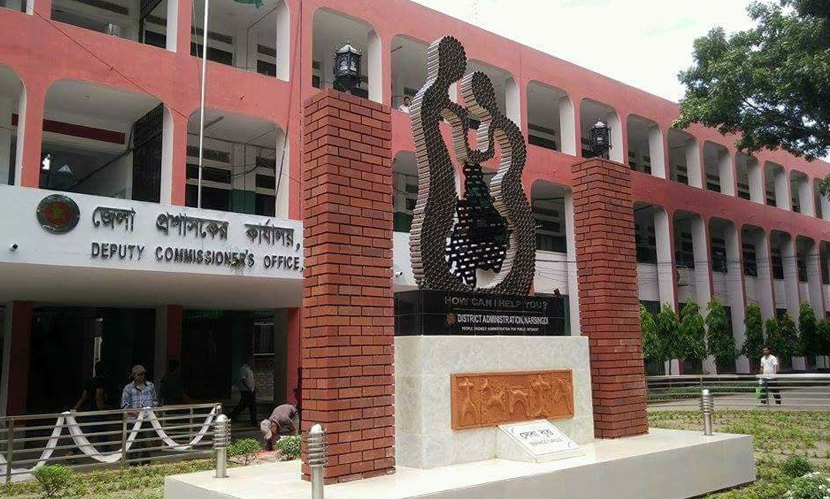 নরসিংদীতে জনদুর্ভোগ লাঘবে মাঠে নেমেছেন নতুন জেলা প্রশাসক