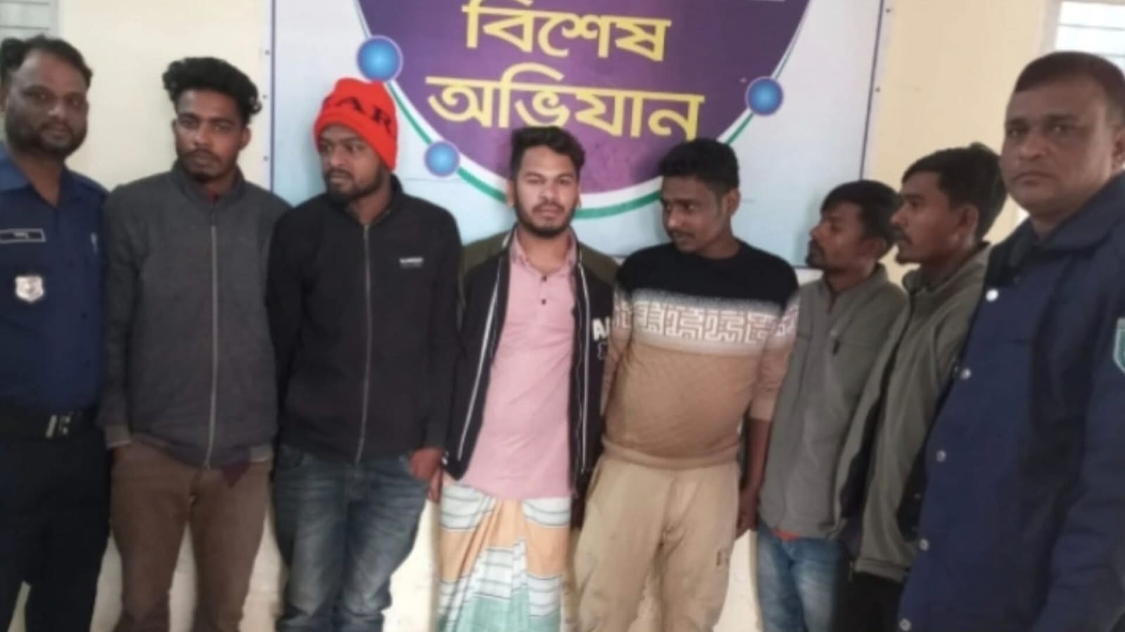 কিশোরগঞ্জে নির্মাণাধীন ভবনে অনলাইন ক্যাসিনোর আসর গ্রেপ্তার ৬