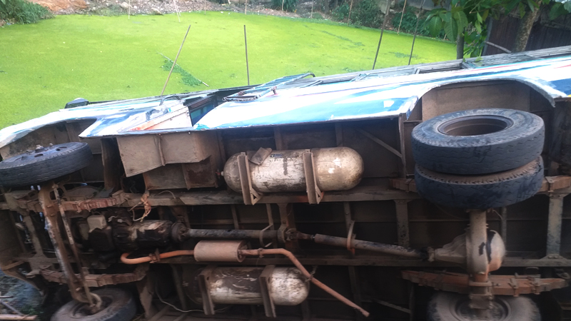 জুড়ীতে নিয়ন্ত্রণ হারিয়ে বাস খাদে, আহত ৪০