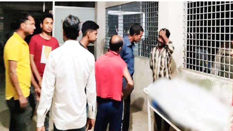 পোষা হাতির আক্রমনে প্রাণ গেল মাহুত রাসেলের