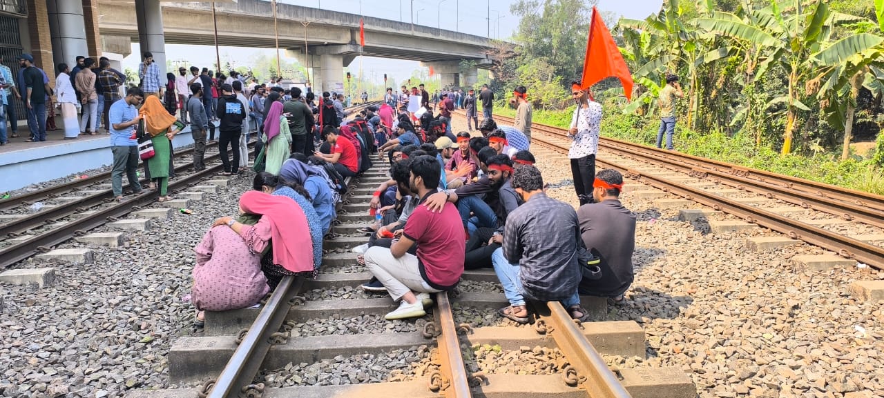 কালিয়াকৈরে হাইটেক সিটি রেল স্টেশনে শিক্ষার্থীদের বিক্ষোভ