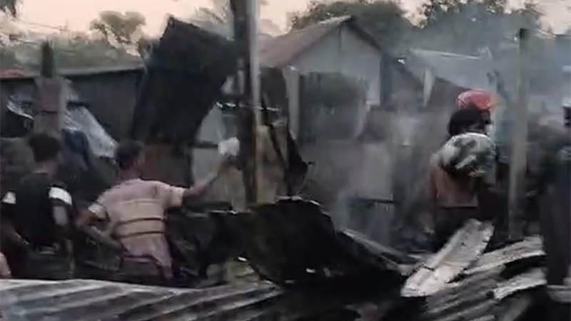 কালিয়াকৈরে ভয়াবহ অগ্নিকাণ্ডে ২০টি ঘর পুড়ে ছাই