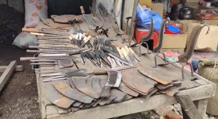 সৈয়দপুরে কুরবানি ঘিরে ব্যস্ততা বেড়েছে কামারপাড়ায়