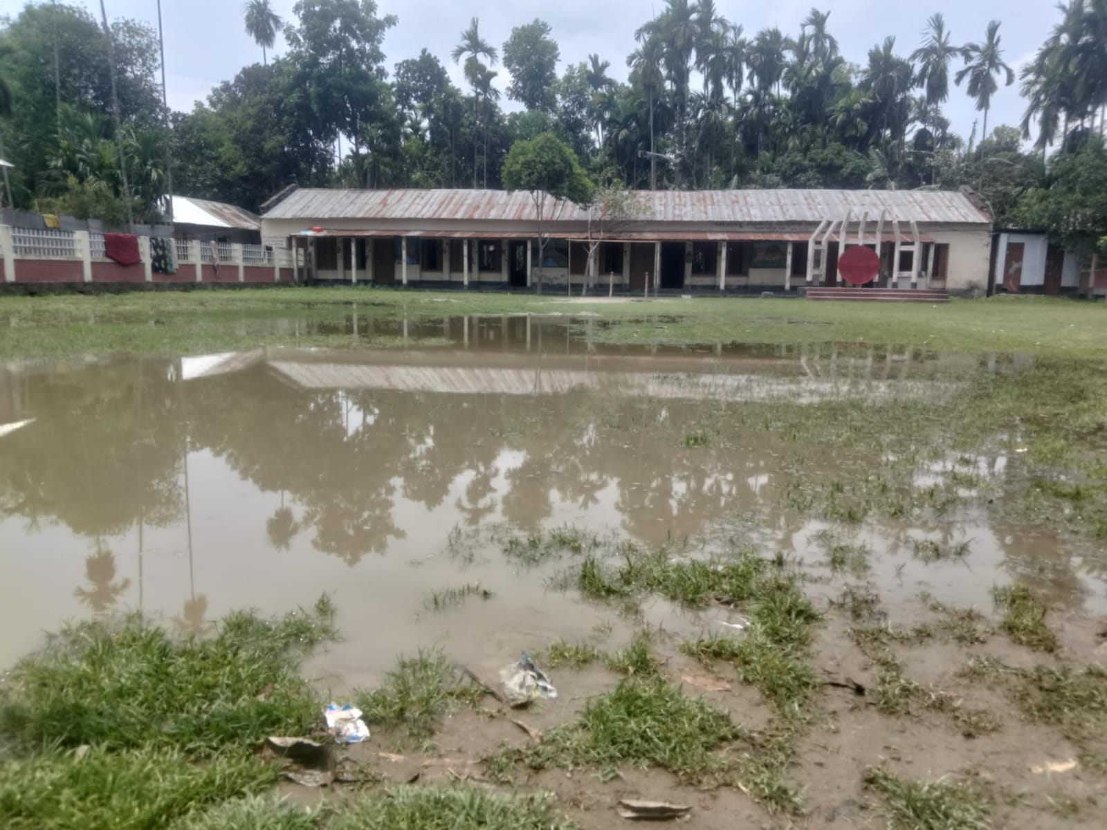সামান্য বৃষ্টিতেই বিদ্যালয় মাঠে হাঁটু পানি, দুর্ভোগে শিক্ষার্থীরা