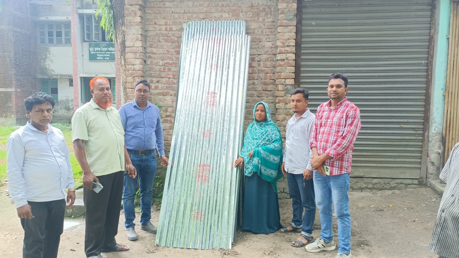 কাউনিয়ায় ঝড়ে ক্ষতিগ্রস্ত অসহায় পরিবারের মাঝে ঢেউটিন বিতরণ