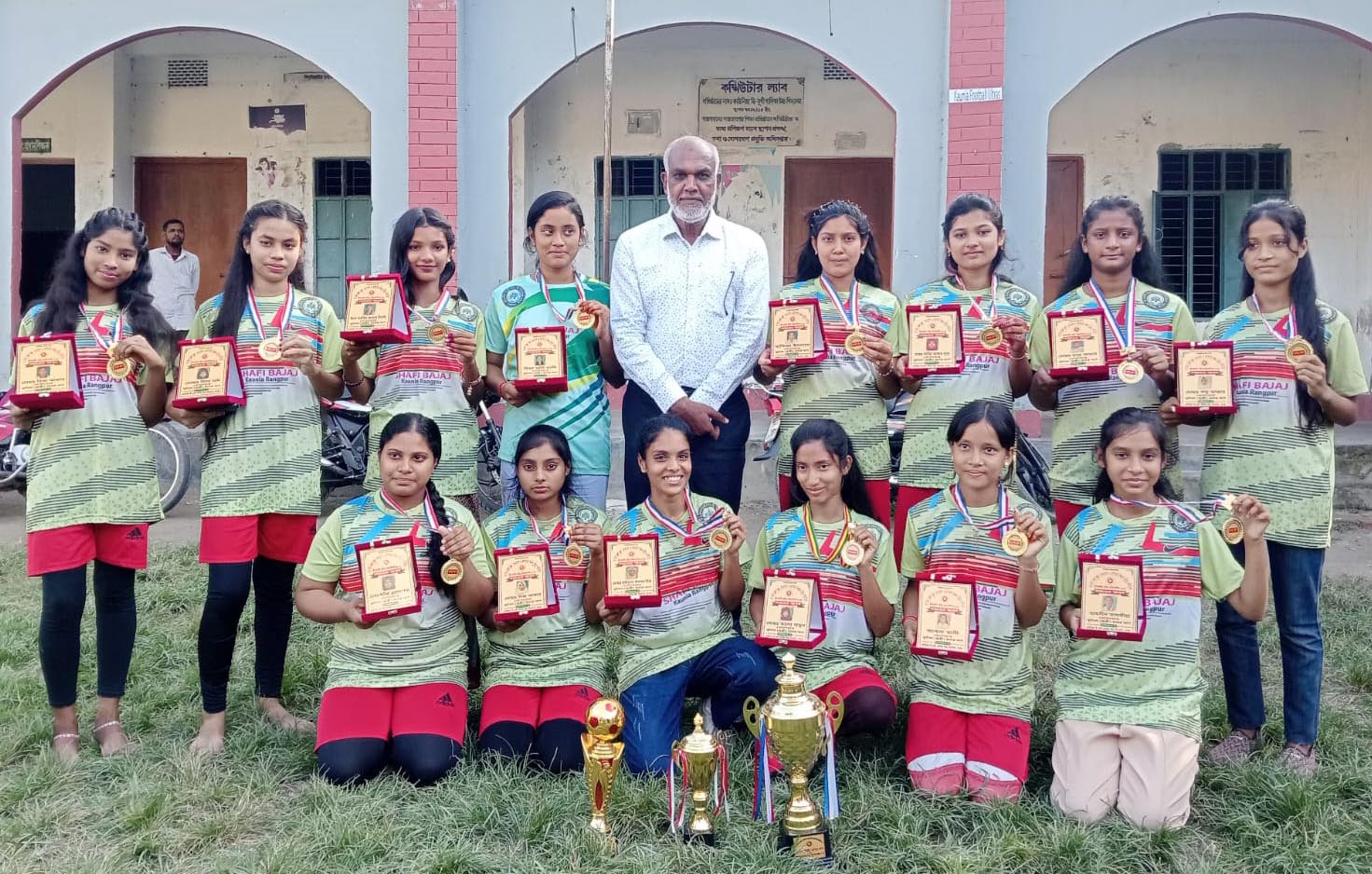 জেলা পর্যায়ে রানার্সআপ: কাউনিয়ায় কৃতি ছাত্রী ফুটবলারদের সংবর্ধনা