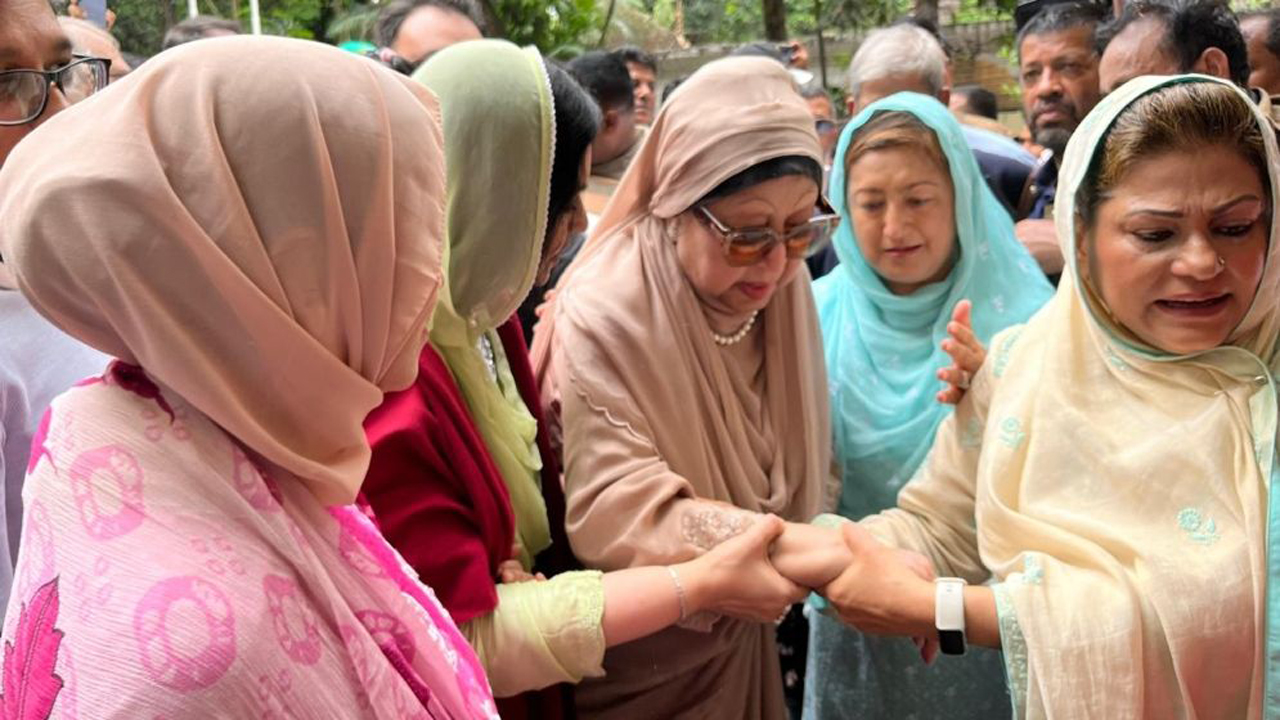 দেশনেত্রী খালেদা জিয়াকে বিমানবন্দর থেকে ফিরোজা পর্যন্ত লাখো জনতার সংবর্ধনা