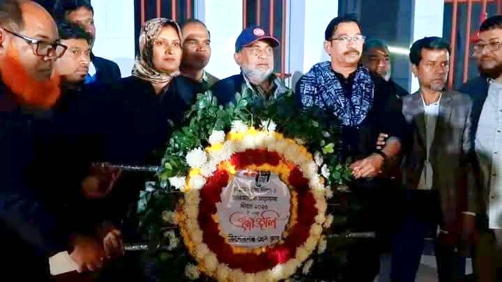কিশোরগঞ্জে একুশের প্রথম প্রহরে শহীদ মিনারে পুষ্পস্তবক অর্পণ