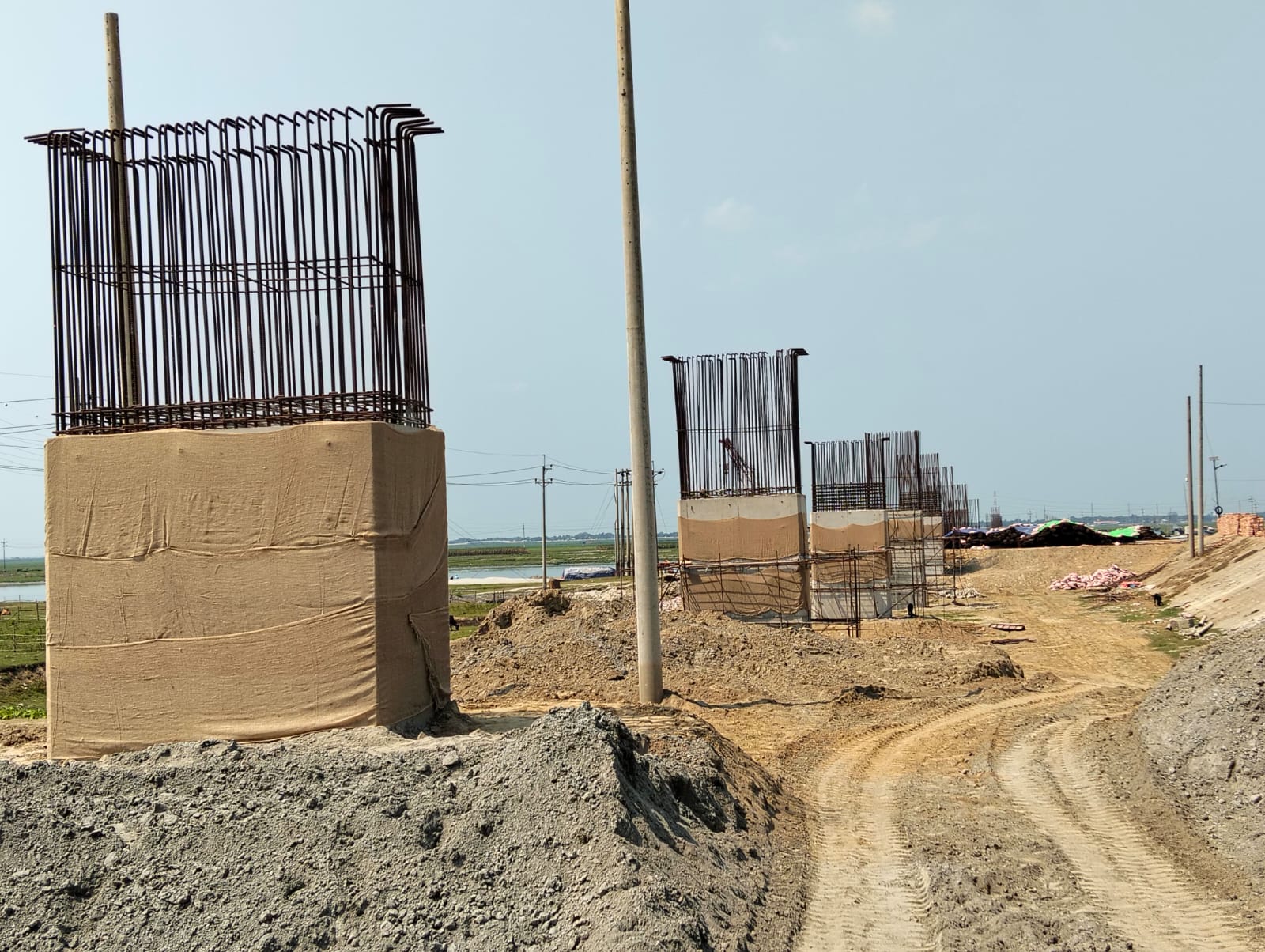 হাওরে উন্নয়ন প্রকল্পে সফল এলজিইডি, চলছে কর্মযজ্ঞ