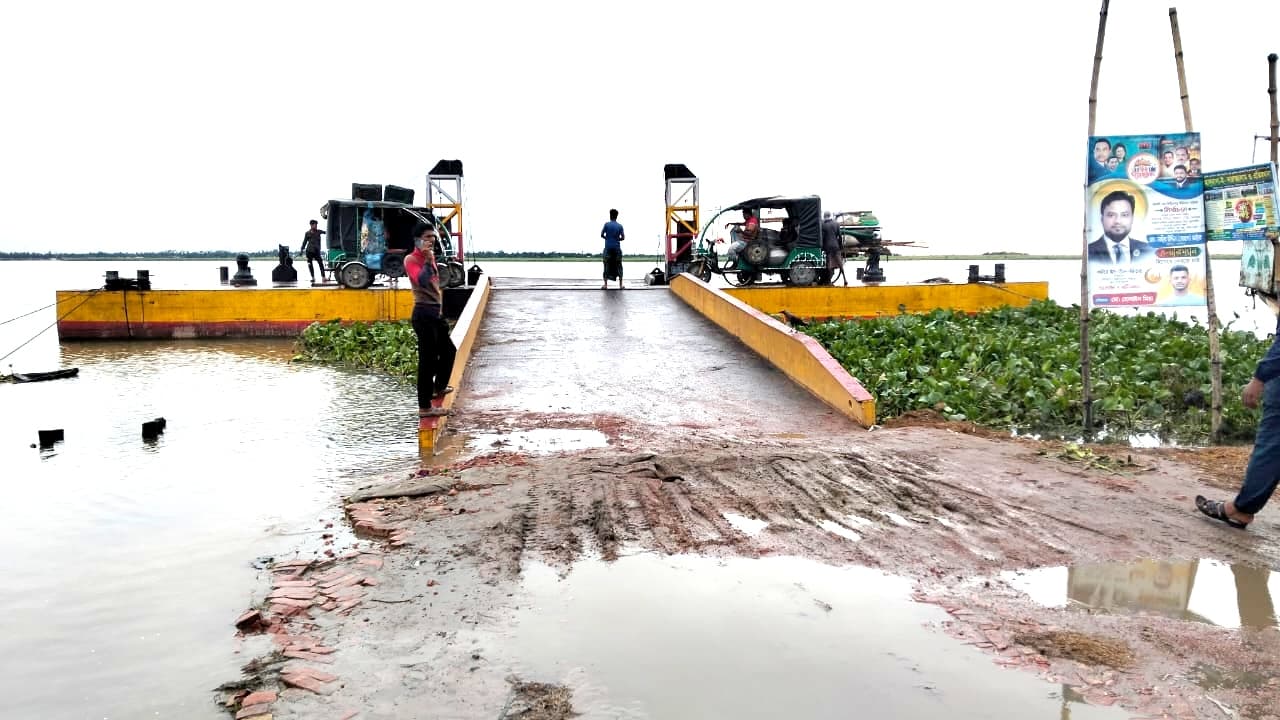 কিশোরগঞ্জে হাওরে সাময়িকভাবে ছয়টি ফেরি চলাচল বন্ধ, ভোগান্তিতে সাধারণ মানুষ