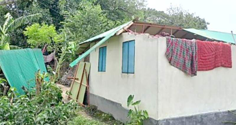 মুজিব জন্মশতবর্ষের ঘরের চাল উড়ে গেলো ঝড়ে, দেয়ালে ফাটল