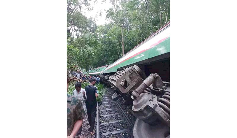 ঝড়ে পড়া গাছের সঙ্গে ধাক্কা: সিলেটের সাথে সারাদেশের ট্রেন যোগাযোগ বন্ধ