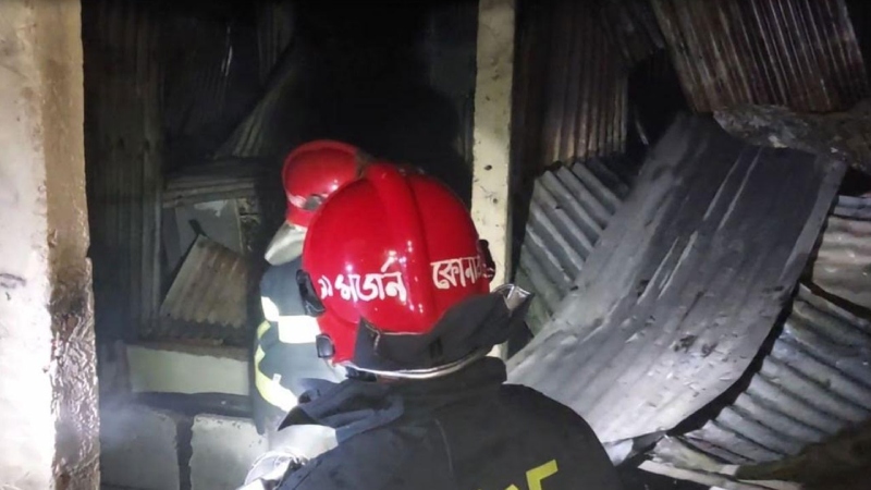 কোনাবাড়ীতে অগ্নিকাণ্ডের ঘটনায় বাসাবাড়ির আসবাবপত্র পুড়ে ছাই