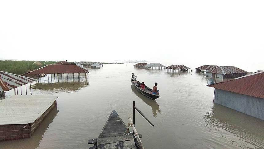 কুড়িগ্রামে বন্যা পরিস্থিতির অবনতি: দুর্ভোগে পানি বন্দি লক্ষাধিক মানুষ