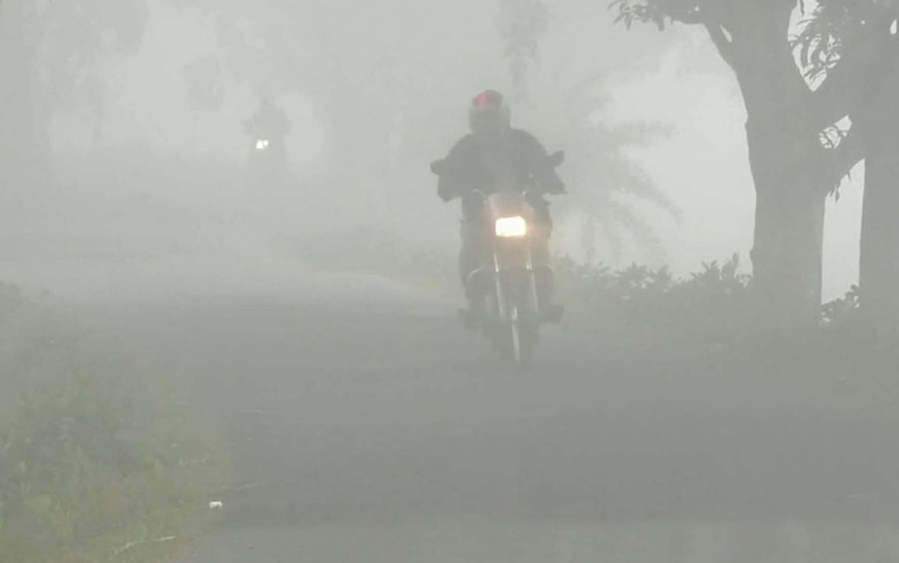 ঘনকুয়াশায় মুড়ছে চিলাহাটি