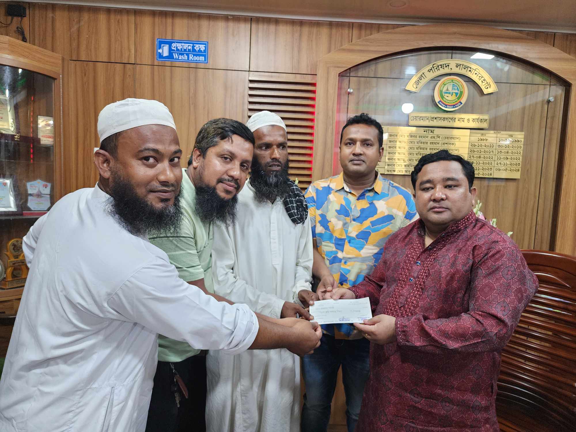 নামাজ পড়তে গিয়ে হারিয়ে যাওয়া রিকশাচালক পেল জেলা পরিষদের সহযোগিতা