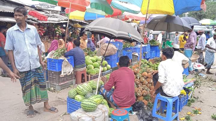 মাধবপুরের ফুটপাত এখন ভাসমান ব্যবসায়ীদের দখলে!