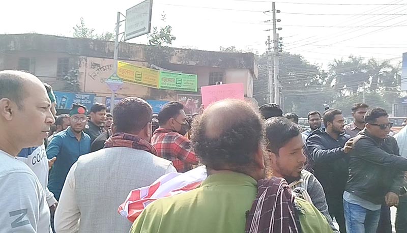 ইউএনও অপসারণের দাবিতে মাগুরায় বৈষম্য বিরোধী ছাত্রদের সড়ক অবরোধ