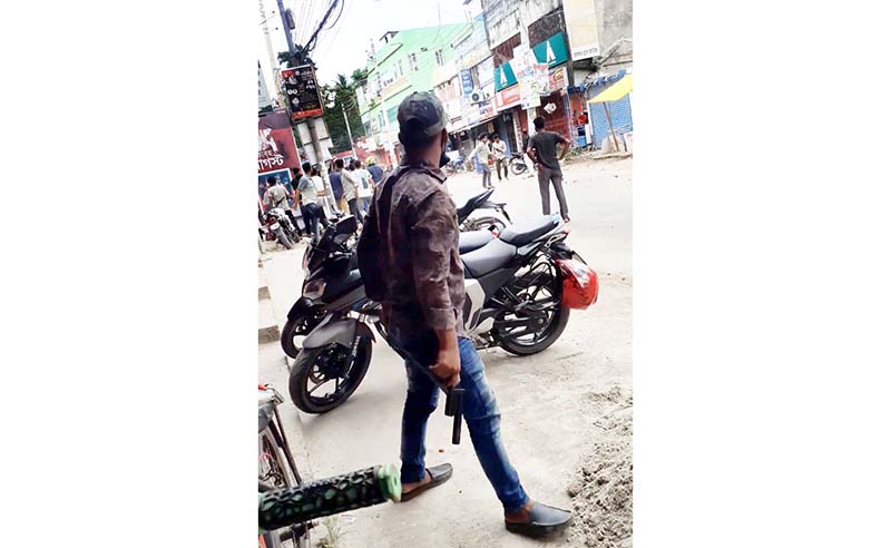 মাগুরায় অবৈধ অস্ত্র হাতে যুবক সাবেক ছাত্রলীগ নেতা!