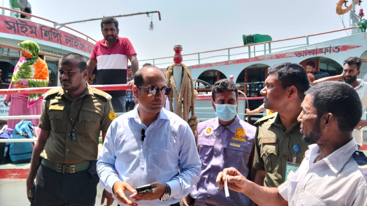 অতিরিক্ত যাত্রী বহনের দায়ে চার লঞ্চ মালিককে জরিমানা