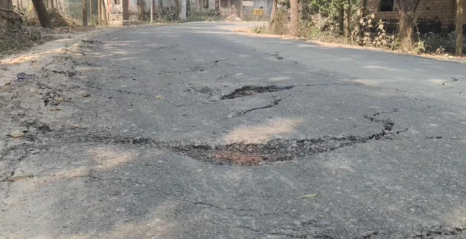 দৌলতপুরে প্রশাসনের নীরবতায় জমজমাট অবৈধ মাটি ব্যবসা