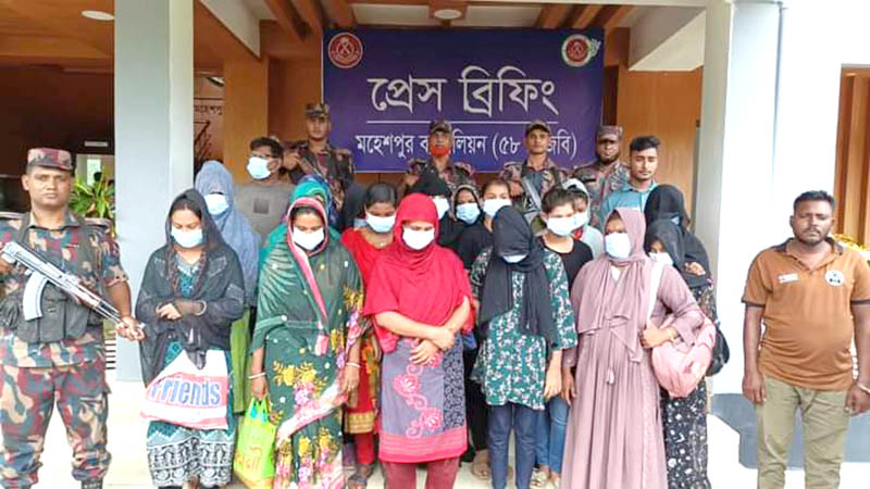 মহেশপুর সীমান্ত থেকে ৩ রোহিঙ্গা নারীসহ ১৭ জন আটক