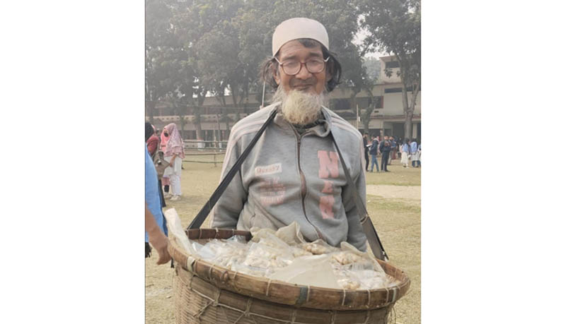 রাণীশংকৈলে ৯৫ বছর বয়সী মজিদ মুন্সির সংসার চলে বাদাম বিক্রি করে