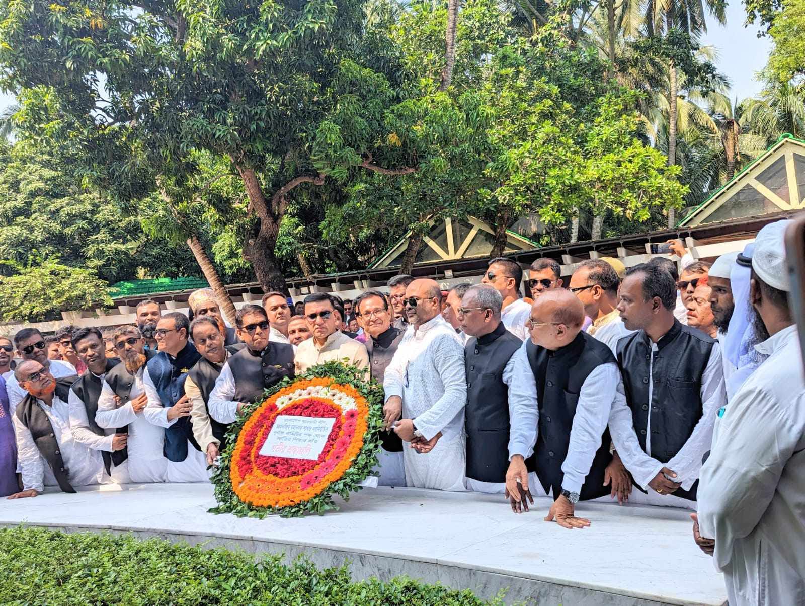 টুঙ্গিপাড়ায় জাতির পিতার সমাধিতে ময়মনসিংহ মহানগর আওয়ামী লীগের শ্রদ্ধা