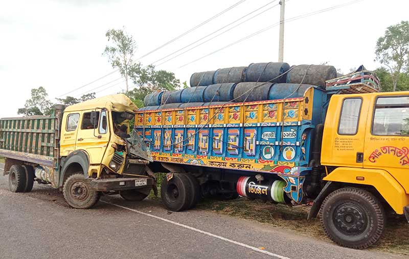 নবীগঞ্জে দাঁড়ানো ট্রাকের সাথে ট্রাকের ধাক্কা লেগে গুরুতর আহত ২