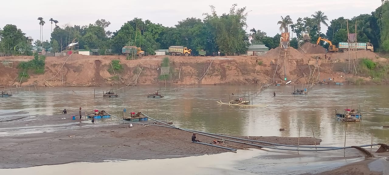 দিনে অর্ধকোটি টাকার বালু বিক্রি, নালিতাবাড়ীতে হুমকীতে নাকুগাঁও স্থলবন্দর ও ব্রিজ