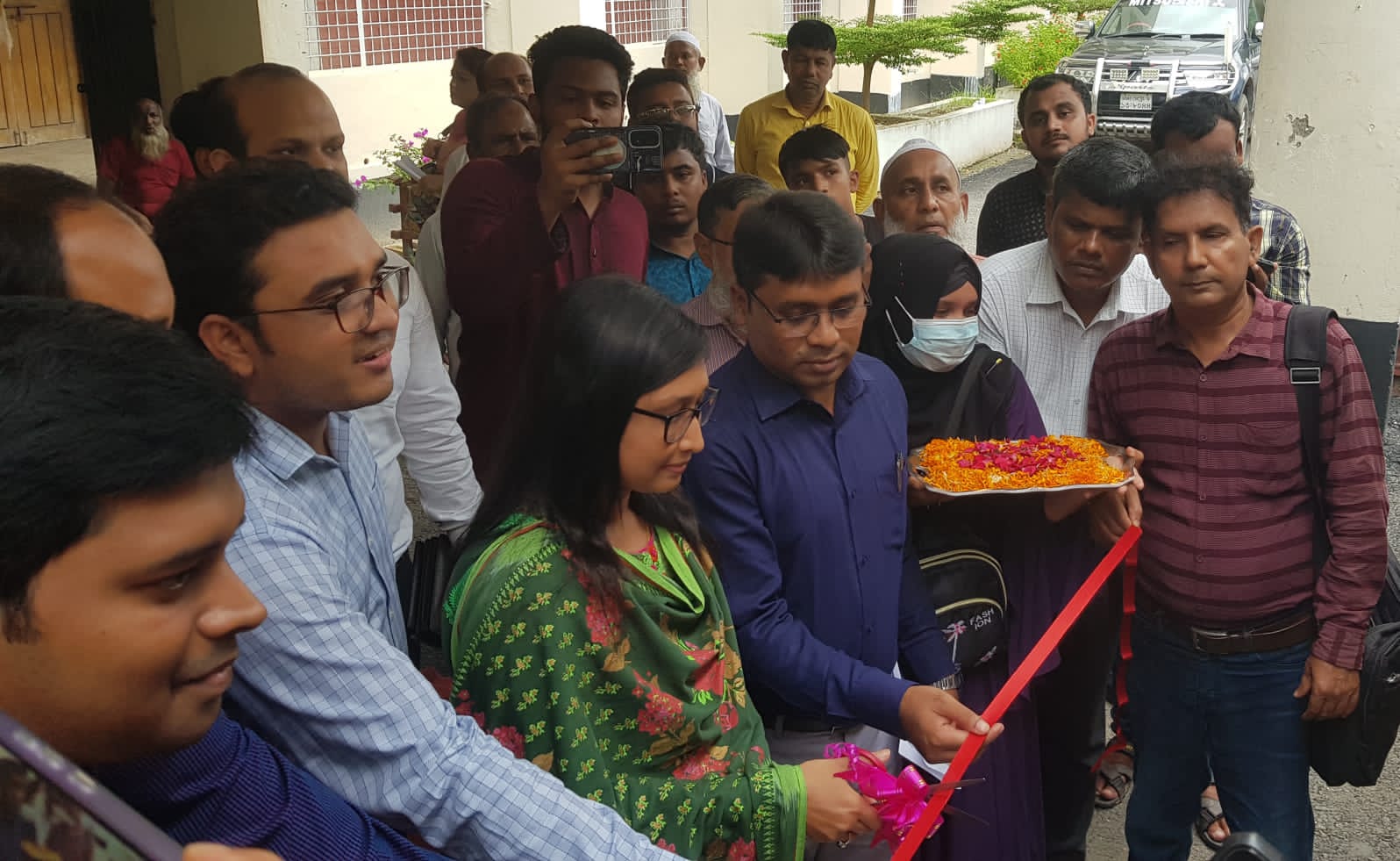 শরীয়তপুরে প্রথমবারের মতো নিয়ে আসা হয় ভ্রাম্যমাণ নিরাপদ খাদ্য পরীক্ষাগার