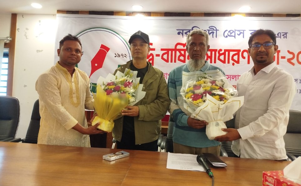 নরসিংদী প্রেসক্লাবের নবনির্বাচিত সভাপতি ও সম্পাদককে হেযবুত তওহীদের ফুলেল শুভেচ্ছা