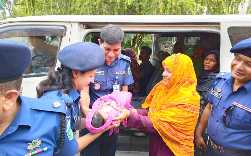 নাটোরে চুরি হওয়া নবজাতককে মায়ের কোলে ফিরিয়ে দিল পুলিশ