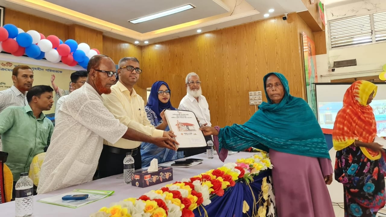 বড়াইগ্রামে ৮০টি পরিবারের মাঝে জমিসহ গৃহ হস্তান্তর