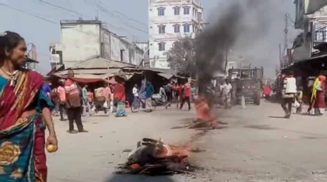 চাঁদাবাজির অভিযোগে বিএনপি নেতাসহ আটক ৩, সমর্থকদের সড়ক অবরোধ