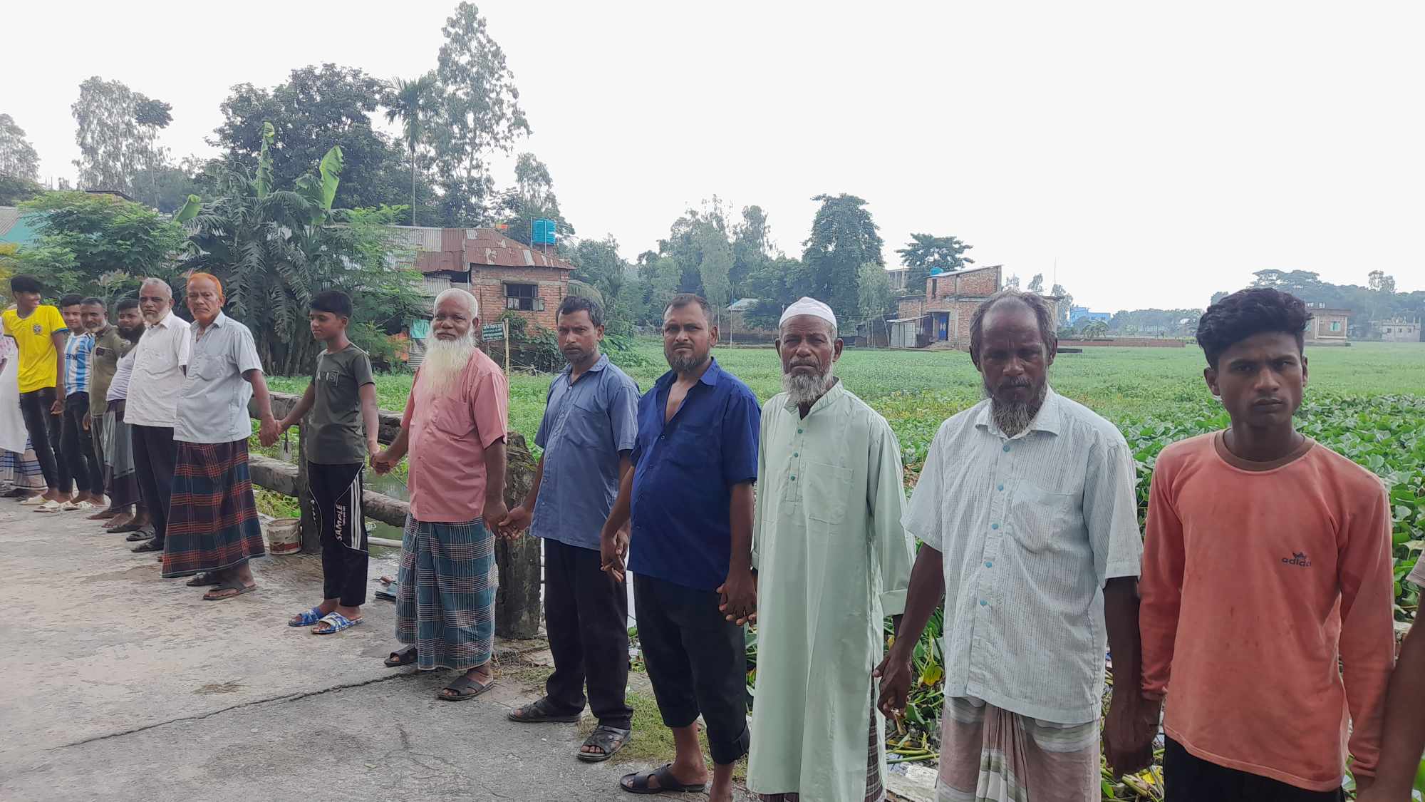 সৈয়দপুরে প্রায় ৮০০ একর ফসলি জমির ক্ষতির প্রতিবাদে মানববন্ধন