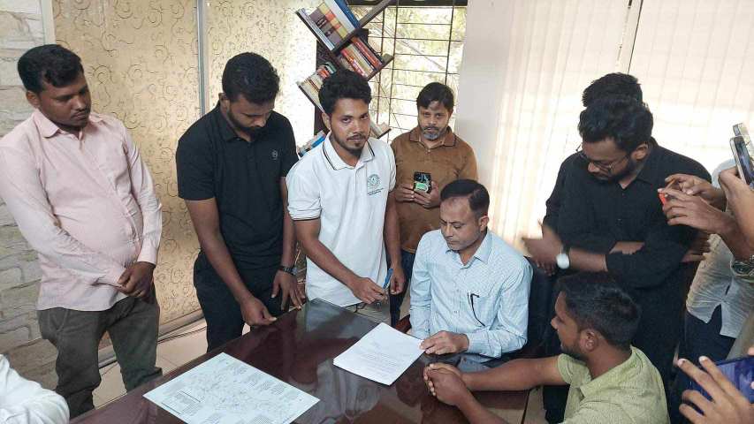 বৈষম্যবিরোধী শিক্ষার্থীদের তোপের মুখে ডোমার উপজেলা ভাইস চেয়ারম্যানের পদত্যাগ