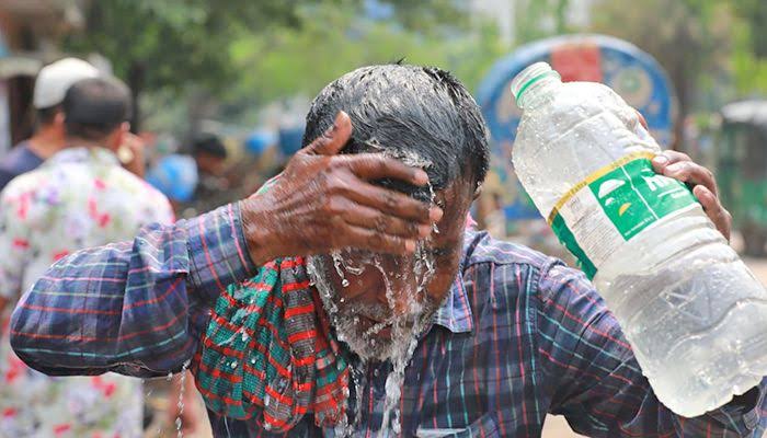 তীব্র গরমে নাভিশ্বাস উঠে গেছে পাবনাবাসীর