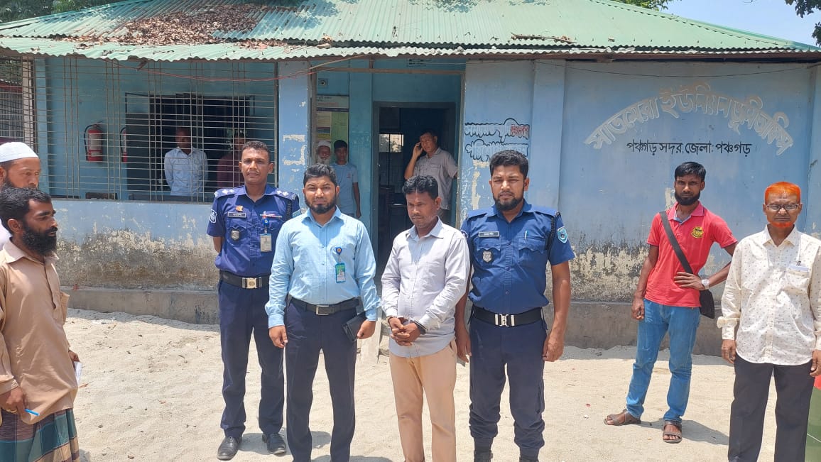 পঞ্চগড়ে ভূমি অফিসে দালালী করতে গিয়ে যুবক আটক