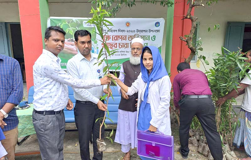 পঞ্চগড়ে শিক্ষার্থীদের মাঝে গাছের চারা বিতরণ