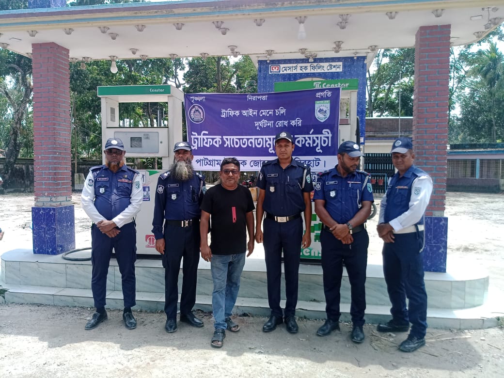 পাটগ্রা‌মে চলছে নো হেল‌মেট নো ফু‌য়েল কার্যক্রম ও সচেতনতামূলক প্রচার