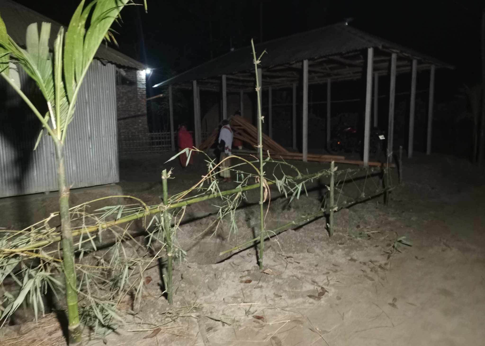 হাতীবান্ধায় চলাচলের রাস্তা বন্ধ করার অভিযোগ গ্রাম পুলিশের বিরুদ্ধে